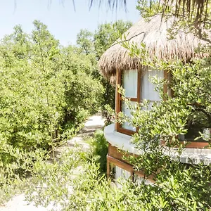 מלון Mamasan Treehouses &